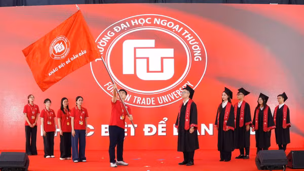 Nghi thức trao cờ truyền thống của Trường đại học Ngoại thương (Ảnh: FTU) 