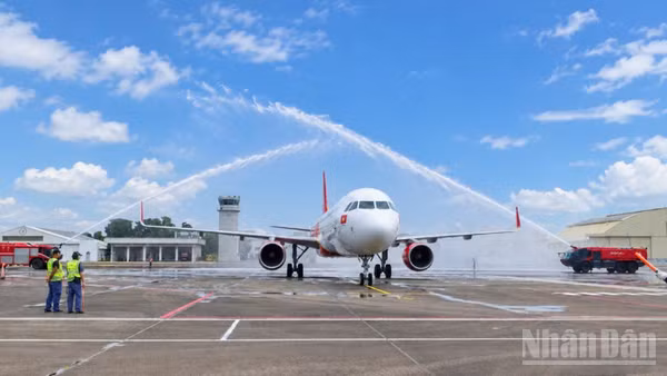 Chuyến bay đầu tiên VJ1942 từ Hà Nội đã hạ cánh tại Đài Nam (Đài Loan, Trung Quốc) vào sáng 25/10 với nghi thức chào đón nồng nhiệt bằng vòi rồng trên sân đỗ. (Ảnh: TUYỀN VY)