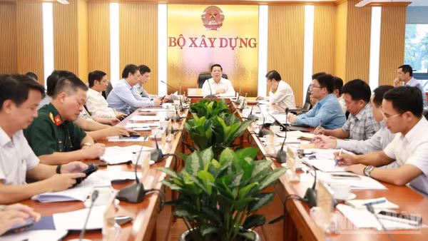 Lãnh đạo Bộ Xây dựng yêu cầu các cơ quan, đơn vị trong ngành xác định tăng tốc tiến độ, giải ngân hết kế hoạch vốn là nhiệm vụ chính trị trọng tâm, ưu tiên hàng đầu, cần tập trung chỉ đạo với quyết tâm cao nhất. (Ảnh: NGỌC HẢI)