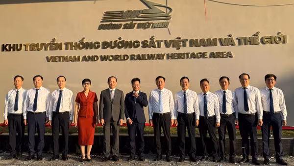 Các đại biểu khánh thành Khu truyền thống đường sắt Việt Nam và thế giới. (Ảnh: LƯƠNG NHUNG)