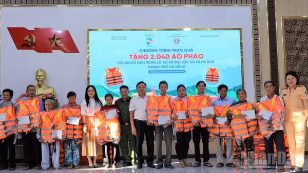 Quỹ Toyota Việt Nam (TVF) phối hợp các cơ quan và Ủy ban nhân dân thành phố Đà Nẵng tặng 2.040 áo phao cứu sinh cho người dân và học sinh hai xã Đại Lộc và Hà Nha. (Ảnh: NGÔ HẰNG)