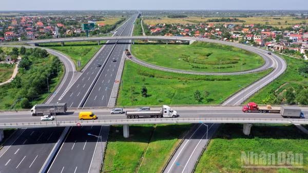 Một nút giao trên tuyến đường ô-tô cao tốc Hà Nội-Hải Phòng. (Ảnh: TÚ ANH)