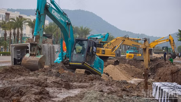 Từng mét đào nền đường đều được kiểm soát khắt khe do bên dưới dày đặc hệ thống cáp điện và đường ống cấp nước sinh hoạt. (Ảnh: ÁNH DƯƠNG)