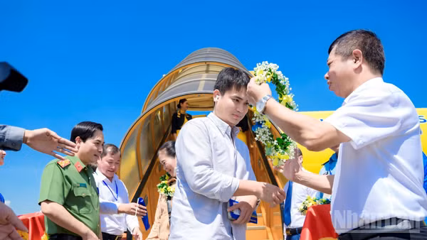 Đại diện lãnh đạo tỉnh Thanh Hóa chào đón những hành khách đầu tiên trên chuyến bay của Vietravel đến Cảng Hàng không Thọ Xuân. (Ảnh: MỸ YẾN)