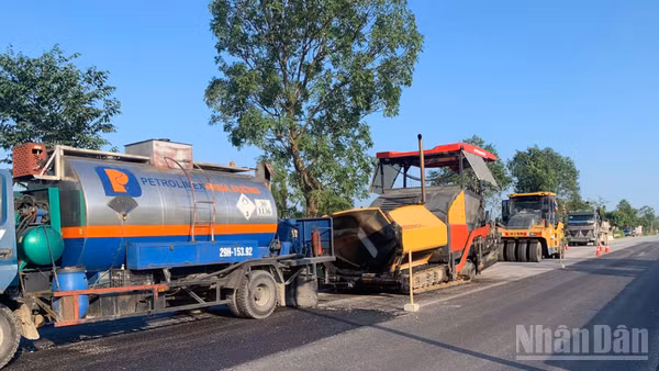 Các đơn vị sẽ tiến hành cào bóc mặt đường hư hỏng, thay thế bằng hai lớp bê-tông nhựa dày 13cm, phần hư hỏng nặng sẽ thay thế phần móng cấp phối đá dăm. (Ảnh: PHẠM HỒNG)