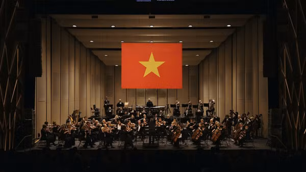 Dưới sự chỉ huy của nhạc trưởng Sir Antonio Pappano, LSO mở đầu đêm diễn đầu tiên của Vietnam Airlines Classic-Hanoi Concert 2026 bằng những giai điệu hào hùng của Quốc ca Việt Nam. (Ảnh: VNA)