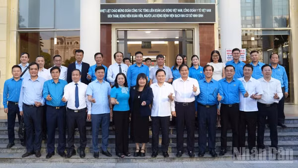 Đoàn công tác của Tổng Liên đoàn Lao động Việt Nam đến thăm và làm việc tại Bệnh viện Bạch Mai, Bệnh viện Việt Đức (cơ sở II) Ninh Bình. (Ảnh: NHẬT MINH)