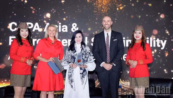 Bà Hồ Ngọc Yến Phương, Phó Chủ tịch Hội đồng quản trị kiêm CFO Tập đoàn Vietjet đại diện hãng nhận giải từ CAPA. (Ảnh: BẢO VY)