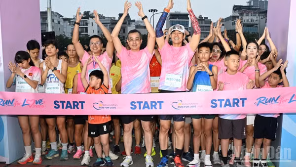 Hơn 2.000 vận động viên cùng hội tụ bên Hồ Tây tham gia giải chạy Run For Love 2026, một trong những chuỗi hoạt động “Chạm Thu Hà Nội 2026” của Vietnam Airlines. (Ảnh: THẾ SƠN)