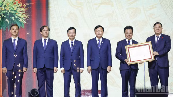 Thay mặt lãnh đạo Đảng, Nhà nước, Phó Thủ tướng Thường trực Phạm Gia Túc trao Huân chương Lao động hạng Ba, phần thưởng cao quý của Đảng, Nhà nước tặng Tập đoàn Đường sắt quốc gia Việt Nam và đồng chí Đặng Sỹ Mạnh, Bí thư Đảng ủy, Chủ tịch Hội đồng thành viên Tập đoàn. (Ảnh: NHẬT MINH)