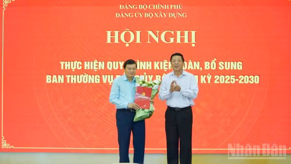 Bộ trưởng Xây dựng Trần Hồng Minh trao Quyết định của Đảng ủy Chính phủ chỉ định Thứ trưởng Lê Hồng Vinh tham gia Ban Chấp hành, Ban Thường vụ Đảng ủy Bộ Xây dựng nhiệm kỳ 2025-2030.
