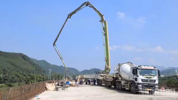 Nhà thầu Công ty cổ phần Đầu tư và xây dựng giao thông Phương Thành tiến hành đổ bê tông bản mặt cầu Bản Chàng trên tuyến cao tốc Chợ Mới-Bắc Kạn. (Ảnh: HẢI NGỌC)