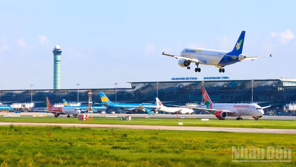 Trong 9 tháng qua, toàn mạng lưới cảng hàng không đã phục vụ 94,1 triệu lượt khách bay, tăng 8,6% so cùng kỳ năm 2025; sản lượng cất-hạ cánh đạt gần 568.500 lượt, tăng 7,1%. (Ảnh: THÙY LINH)