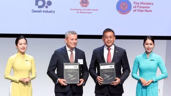 Chủ tịch Hội đồng quản trị Vietnam Airlines Đặng Ngọc Hòa và ông Lars Sandahl Sørensen, CEO Danish Industry trao MOU hợp tác. (Ảnh: TTXVN)