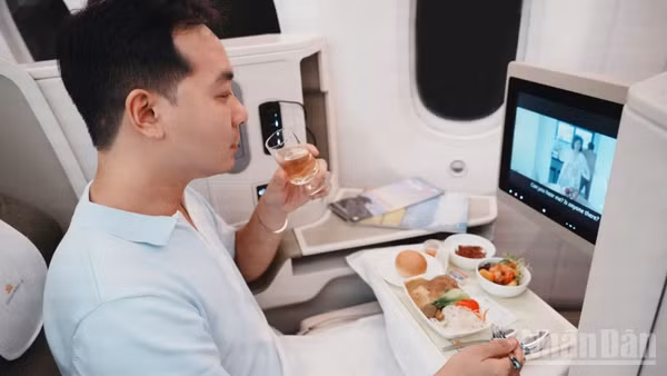 Những sản vật quen thuộc trong đời sống Hà Nội được đưa lên khoang bay, gợi mở cho hành khách một nét văn hóa ẩm thực của Thủ đô ngay trong hành trình. (Ảnh: VNA)
