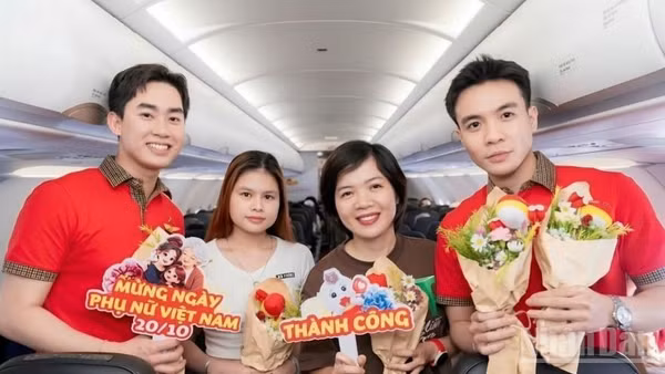 Các tiếp viên hàng không Vietjet dịp này không chỉ chào đón và phục vụ hành khách với các món ăn nóng, tươi ngon hay Vikkaffe mà còn mang theo những bó hoa tươi thắm dành tặng các bà, các cô và chị em gái. (Ảnh: BẢO VY)