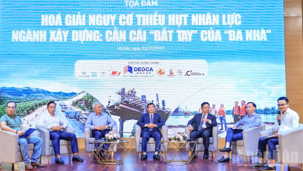 Các đại biểu tham gia thảo luận tại tọa đàm về liên kết "ba nhà" giải tỏa áp lực thiếu hụt nhân lực. (Ảnh: TẠ HẢI)