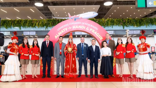 Nghi thức khai trương đường bay mới tại Sân bay quốc tế Almaty, mở ra hành trình kết nối thông qua Trung Á. (Ảnh: BẢO VY)
