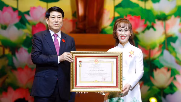 Chủ tịch nước Lương Cường trao tặng danh hiệu Anh hùng Lao động thời kỳ đổi mới cho Tiến sĩ Nguyễn Thị Phương Thảo, Chủ tịch Hội đồng quản trị Công ty cổ phần Hàng không Vietjet. (Ảnh: VJ)