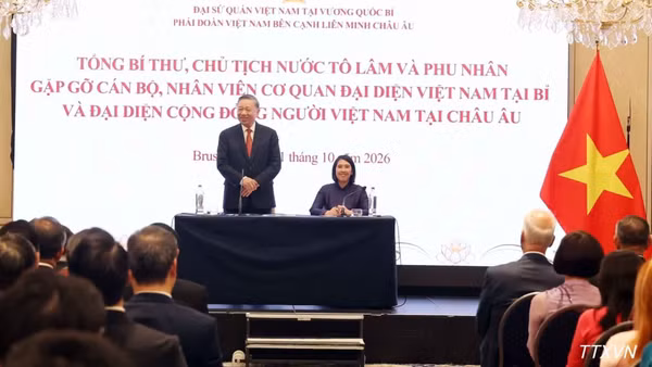 Tổng Bí thư, Chủ tịch nước Tô Lâm nói chuyện thân mật với cán bộ, nhân viên Đại sứ quán Việt Nam tại Bỉ và đại diện cộng đồng người Việt Nam tại châu Âu.