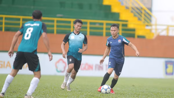 Một tình huống bóng trong trận đấu giữa Thanh Chương FC và Nam Đàn FC. (Ảnh: NGÔ MAI)
