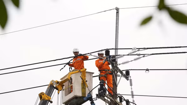 EVNHCMC yêu cầu các đơn vị trực thuộc không thực hiện các thao tác trên lưới điện làm mất điện của khách hàng trong thời gian nghỉ lễ. (Ảnh: EVNHCMC)