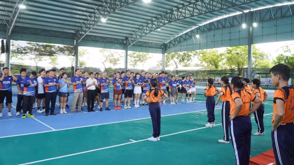 Các em thiếu nhi giao lưu văn nghệ cùng các vận động viên tại chương trình. (Ảnh: BÙI DUYÊN)