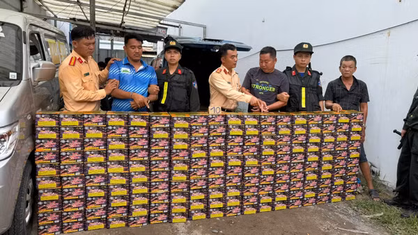Các đối tượng cùng tang vật bị cơ quan chức năng phát hiện, bắt giữ. (Ảnh: Công an cung cấp)