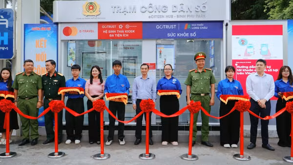 Ủy ban nhân dân phường Bình Phú và các đơn vị khánh thành trạm Công dân số. (Ảnh: Phường Bình Phú)
