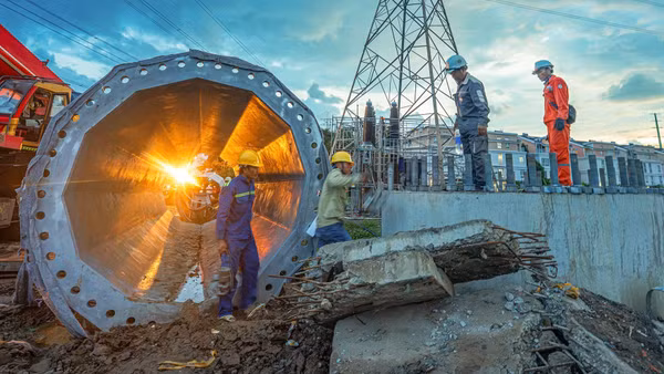 Công nhân thi công ngầm hóa lưới điện 220kV Nhà Bè-Tao Đàn. (Ảnh: CTV)