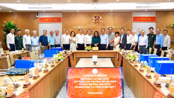 Các thành viên Hội đồng cấp Nhà nước xét tặng Giải thưởng Hồ Chí Minh và Giải thưởng Nhà nước về khoa học và công nghệ đợt 7. (Ảnh: Bộ Khoa học và Công nghệ)