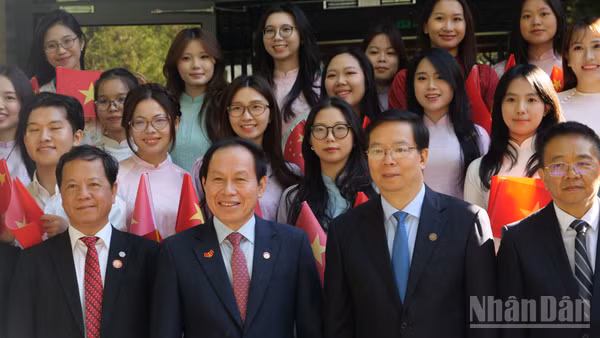 Phó Thủ tướng Chính phủ Lê Tiến Châu chụp ảnh chung với lãnh đạo Đại học Thanh Hoa và các lưu học sinh Việt Nam đang theo học tại Trường. (Ảnh: HỮU HƯNG-VI SA)