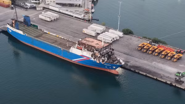 Con tàu có tên Nadezhda về tới cảng Samsun, Thổ Nhĩ Kỳ ngày 8/8/2026, sau khi bị tấn công tại khu vực Biển Đen. (Ảnh: THX/TTXVN)