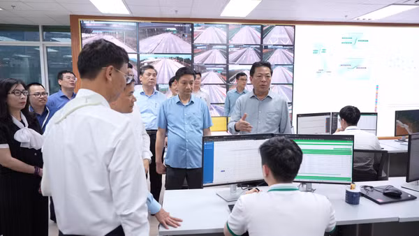 Bộ trưởng Xây dựng Trần Hồng Minh thăm Trung tâm Kỹ thuật và Công nghệ đường bộ phía bắc, nơi đang nghiên cứu, ứng dụng các giải pháp công nghệ phục vụ quản lý và điều hành giao thông