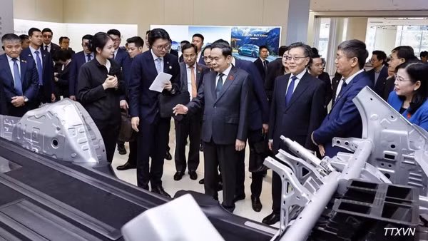 Chủ tịch Quốc hội Trần Thanh Mẫn tham quan khu trưng bày sản phẩm xe điện Xiaomi và nghe giới thiệu các công nghệ chính của Siêu nhà máy xe điện Xiaomi tại Khu kinh tế Diệc Trang. (Ảnh: TTXVN)