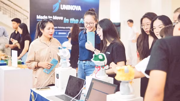 Các start-up sinh viên giới thiệu công nghệ bên lề Hội thảo quốc tế “Start-up ở bối cảnh quốc tế” do Học viện Công nghệ bưu chính viễn thông tổ chức ngày 21/8. (Ảnh NGỌC ANH)