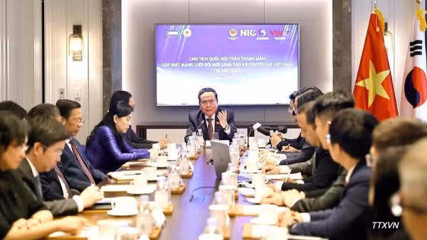 Chủ tịch Quốc hội Trần Thanh Mẫn gặp mặt thành viên Mạng lưới Đổi mới sáng tạo và chuyên gia Việt Nam tại Hàn Quốc. (Ảnh: TTXVN)