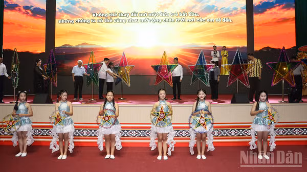 Lãnh đạo tỉnh Quảng Ngãi và đại diện các cơ quan, đơn vị, địa phương cùng thắp sáng lồng đèn Trung thu để “Chân trời ước mơ” tiếp tục hành trình, với thông điệp: Không thể thay đổi nơi một đứa trẻ bắt đầu, nhưng chúng ta có thể cùng nhau mở rộng chân trời nơi các em sẽ đến. (Ảnh: HIỂN CỪ)