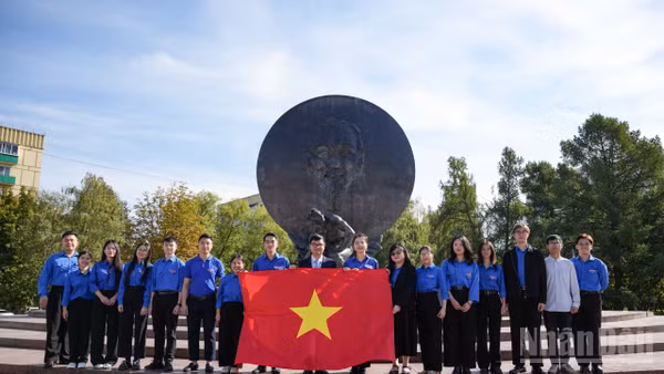 Ban Cán sự Đoàn, Hội Sinh viên Việt Nam tại Nga dâng hoa tại tượng đài Chủ tịch Hồ Chí Minh nhân kỉ niệm Quốc khánh 2/9. (Ảnh: TUẤN ANH)