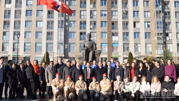 Đại biểu hai nước dâng hoa tại Tượng đài Chủ tịch Hồ Chí Minh tại Saint Petersburg. (Ảnh: THANH THỂ)