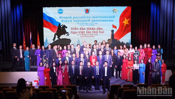 Các đại biểu hai nước chụp ảnh chung. (Ảnh: THANH THỂ)