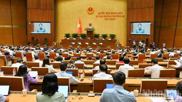 Quốc hội làm việc tại hội trường nghe Tờ trình và Báo cáo thẩm tra dự án Bộ luật Hình sự (sửa đổi). (Ảnh: THỦY NGUYÊN)