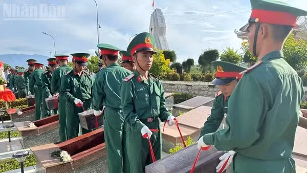 Nghi thức hạ huyệt các Anh hùng Liệt sĩ trở về trong vòng tay của Tổ quốc, nhân dân và thân nhân.