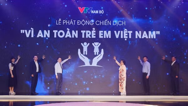 Các đại biểu thực hiện nghi thức khởi động hoạt động truyền thông "Vì an toàn trẻ em Việt Nam".