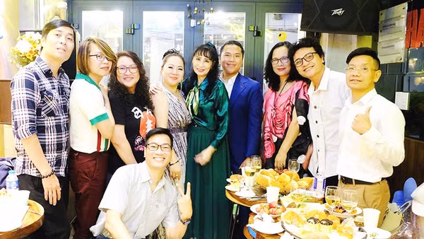 Nhóm bạn văn chương “Sài Gòn nghĩa tình”.