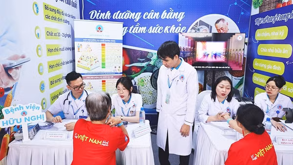Tiến tới BHYT toàn dân để mọi người đều được chăm sóc sức khỏe.