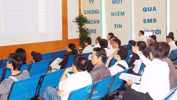 Thị trường cổ phiếu giúp doanh nghiệp gia tăng đệm vốn tự có và nâng cao khả năng chống chịu trước các biến động tài chính. Ảnh: NAM ANH