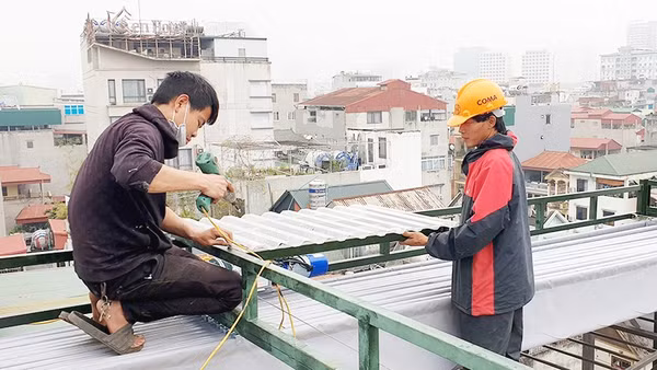 Người lao động làm việc trên cao trong thời tiết khắc nghiệt. Ảnh: BẮC SƠN