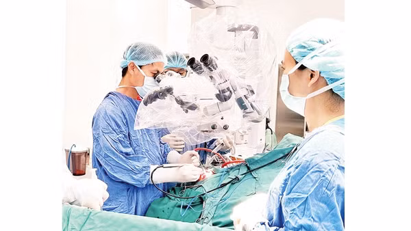 Một ca phẫu thuật sọ não tại Bệnh viện Hữu nghị Việt Đức cơ sở Ninh Bình. Ảnh: ĐẠI NGHĨA