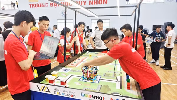 Thí sinh tập trung hiệu chỉnh dòng lệnh và kiểm tra robot trước giờ ra sa bàn thi đấu.